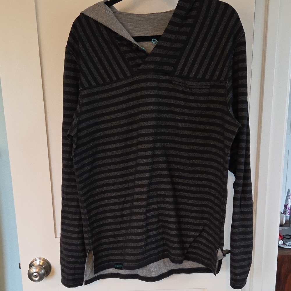 Saucony Men's V-Neck Striped Sweater - Black and Gray